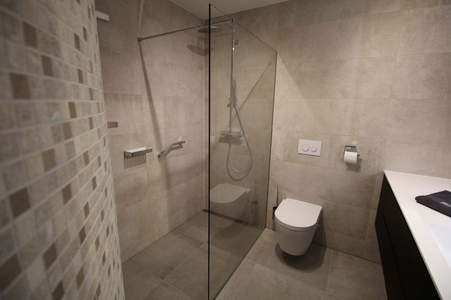 Badkamer en toilet gerenoveerd in Delft