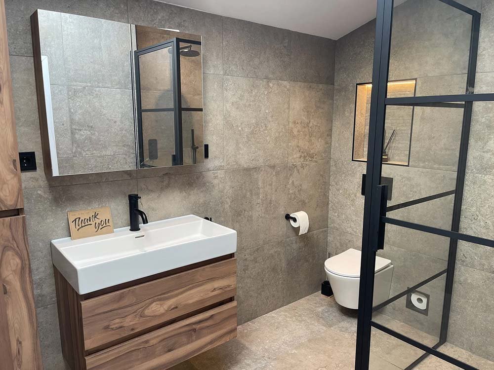 Badkamer en toilet gerenoveerd in Delft