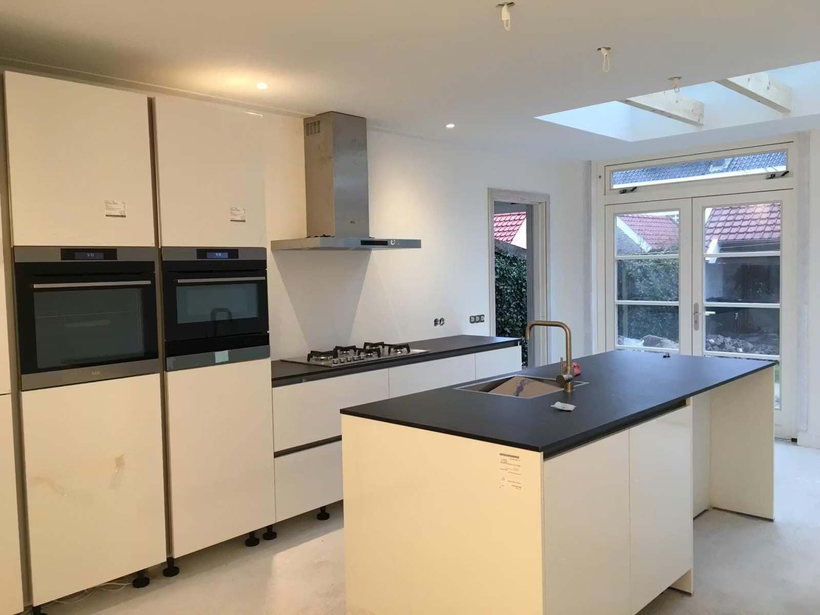 Keuken voorbereiden op plaatsing voor leidingwerk in Delft