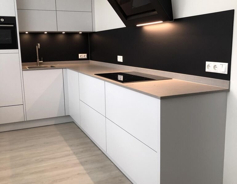 Keuken inclusief achterwand geplaatst in Delft