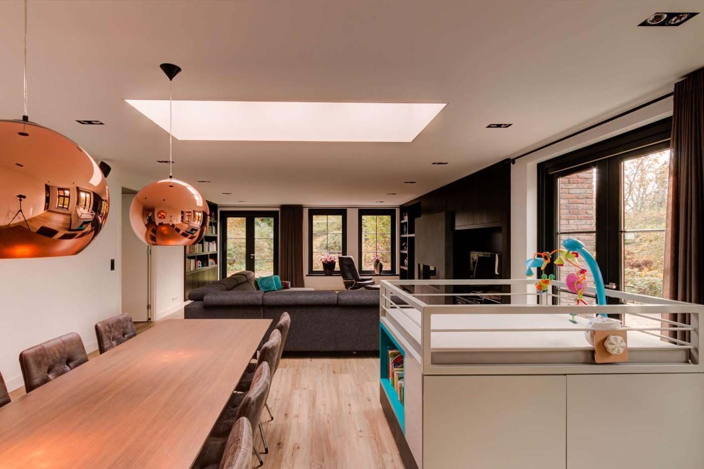 Woonkamer gestuct inclusief plafond in Delft