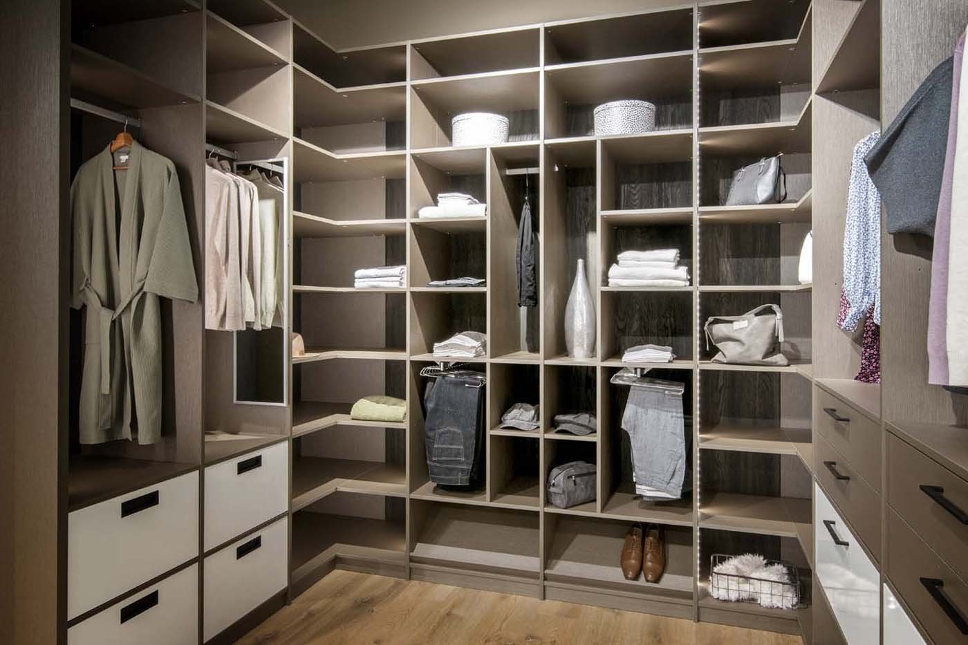 Inloopkast op maat met timmerwerk gebouwd in Delft