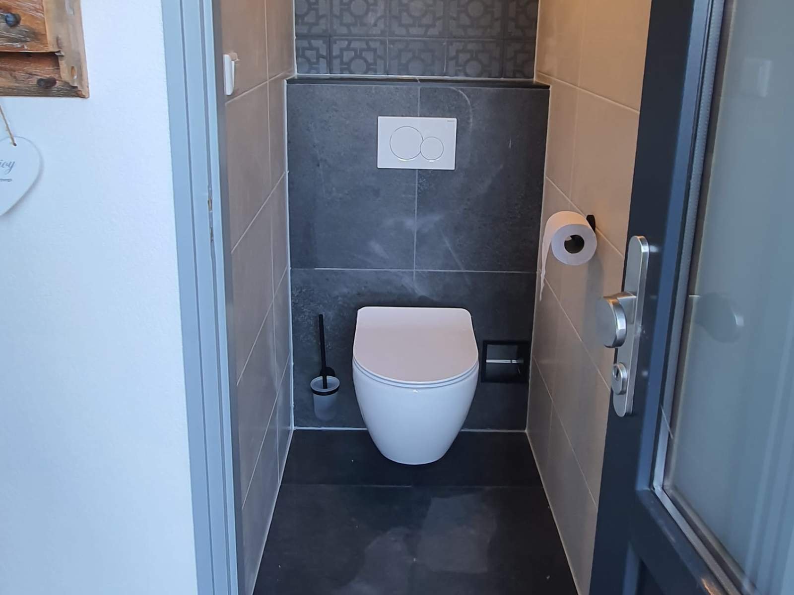 Toiletruimte tegels en wc pot vervangen in Delft